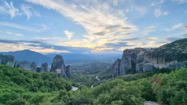 Kalampaka 'daki meteora kiliseleri. Günbatımı bulutları gün batımını renklendiriyor.