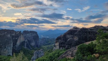 Kalampaka 'daki meteora kiliseleri. Günbatımı bulutları gün batımını renklendiriyor.