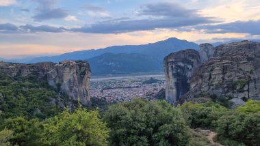 Kalampaka 'daki meteora kiliseleri. Günbatımı bulutları gün batımını renklendiriyor.
