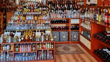 Yunanca 'da çok çeşitli kava alkolü içerim.