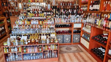 Yunanca 'da çok çeşitli kava alkolü içerim.
