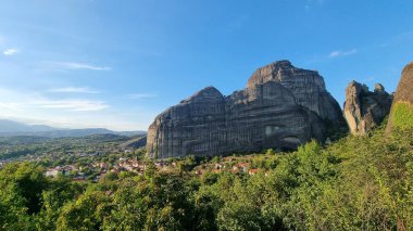 Auutmn mevsiminde Kastraki köyünden meteora kiliseleri ve kayalar görünüyor.