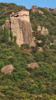 Auutmn mevsiminde Kastraki köyünden meteora kiliseleri ve kayalar görünüyor.