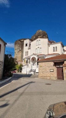 Auutmn mevsiminde Kastraki köyünden meteora kiliseleri ve kayalar görünüyor.