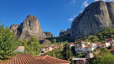 Auutmn mevsiminde Kastraki köyünden meteora kiliseleri ve kayalar görünüyor.