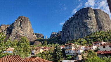 Auutmn mevsiminde Kastraki köyünden meteora kiliseleri ve kayalar görünüyor.