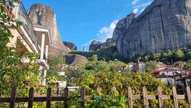 Auutmn mevsiminde Kastraki köyünden meteora kiliseleri ve kayalar görünüyor.