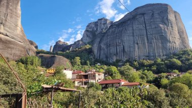 Auutmn mevsiminde Kastraki köyünden meteora kiliseleri ve kayalar görünüyor.