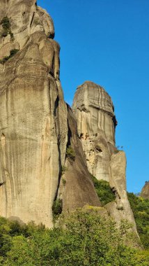 Auutmn mevsiminde Kastraki köyünden meteora kiliseleri ve kayalar görünüyor.