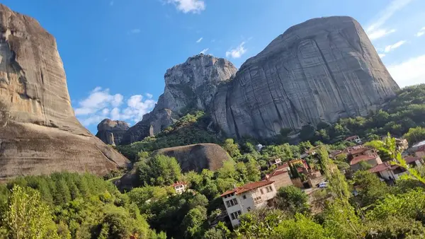 Auutmn mevsiminde Kastraki köyünden meteora kiliseleri ve kayalar görünüyor.