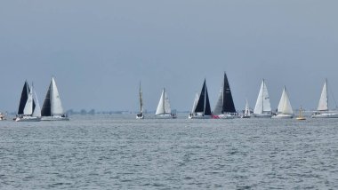 Termaikos körfezi Yunanistan 'da yelken açan gemiler