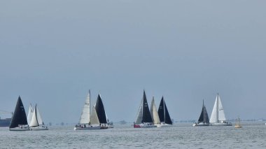 Termaikos körfezi Yunanistan 'da yelken açan gemiler