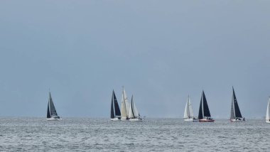 Termaikos körfezi Yunanistan 'da yelken açan gemiler