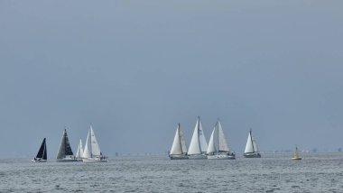 Termaikos körfezi Yunanistan 'da yelken açan gemiler