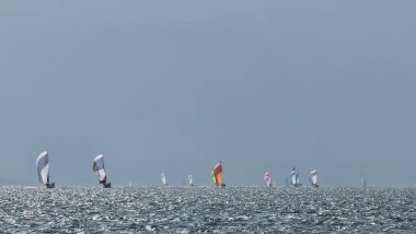 Termaikos körfezi Yunanistan 'da yelken açan gemiler