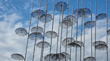 Selanik şemsiyeleri. Metalik sokak sanatı. Çeşmenin önünde.