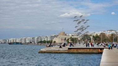 Selanik şemsiyeleri. Metalik sokak sanatı. Çeşmenin önünde.