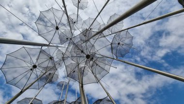 Selanik şemsiyeleri. Metalik sokak sanatı. Çeşmenin önünde.