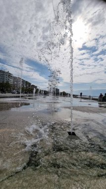 Selanik şemsiyeleri. Metalik sokak sanatı. Çeşmenin önünde.