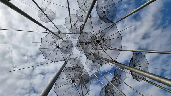 Selanik şemsiyeleri. Metalik sokak sanatı. Çeşmenin önünde.