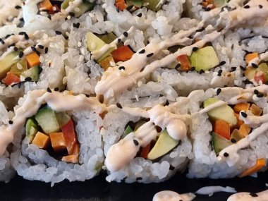 Shushi ve Japon Çin yemeği restoranda pirinç somonu.