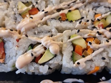 Shushi ve Japon Çin yemeği restoranda pirinç somonu.