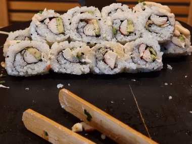 Shushi ve Japon Çin yemeği restoranda pirinç somonu.