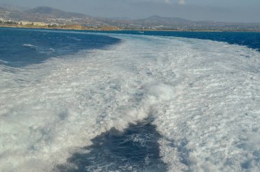 Geminin köpük dalgaları yazın Yunan Mykonos adalarında dolaşır.