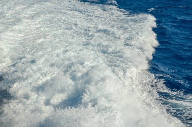 Geminin köpük dalgaları yazın Yunan Mykonos adalarında dolaşır.