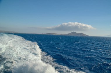 Geminin köpük dalgaları yazın Yunan Mykonos adalarında dolaşır.