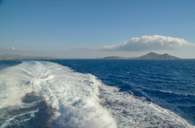 Geminin köpük dalgaları yazın Yunan Mykonos adalarında dolaşır.