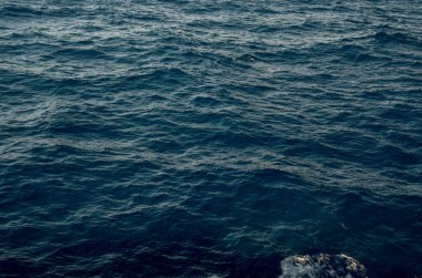 Geminin köpük dalgaları yazın Yunan Mykonos adalarında dolaşır.