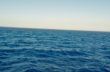 Geminin köpük dalgaları yazın Yunan Mykonos adalarında dolaşır.