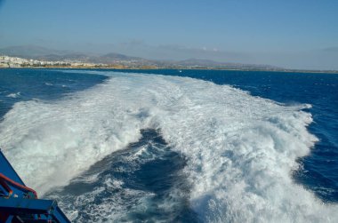 Geminin köpük dalgaları yazın Yunan Mykonos adalarında dolaşır.