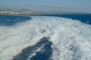 Geminin köpük dalgaları yazın Yunan Mykonos adalarında dolaşır.