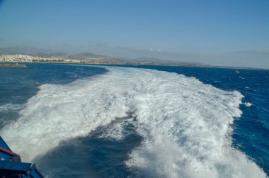Geminin köpük dalgaları yazın Yunan Mykonos adalarında dolaşır.