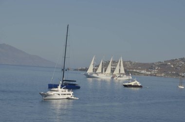 Mykonos Adası 'nda yelkenli gemi, yaz tatilidir. Açık mavi deniz.