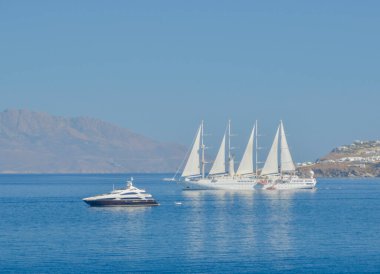 Mykonos Adası 'nda yelkenli gemi, yaz tatilidir. Açık mavi deniz.