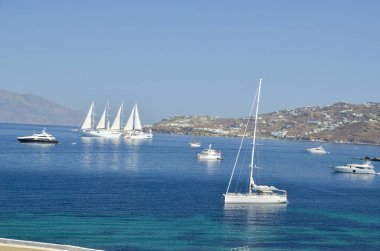 Mykonos Adası 'nda yelkenli gemi, yaz tatilidir. Açık mavi deniz.