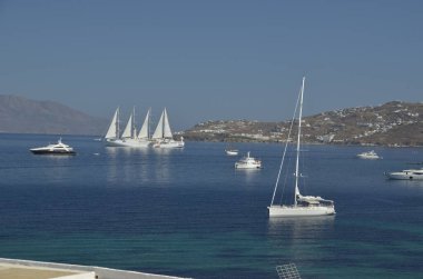 Mykonos Adası 'nda yelkenli gemi, yaz tatilidir. Açık mavi deniz.