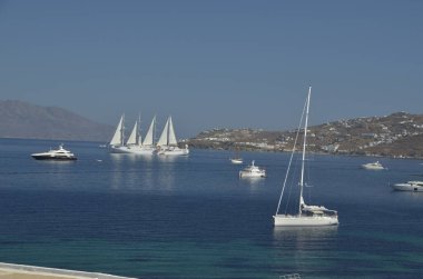 Mykonos Adası 'nda yelkenli gemi, yaz tatilidir. Açık mavi deniz.