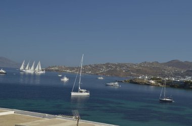 Mykonos Adası 'nda yelkenli gemi, yaz tatilidir. Açık mavi deniz.