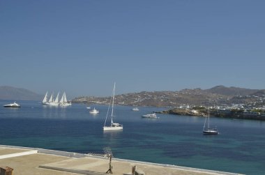 Mykonos Adası 'nda yelkenli gemi, yaz tatilidir. Açık mavi deniz.