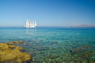 Mykonos Adası 'nda yelkenli gemi, yaz tatilidir. Açık mavi deniz.