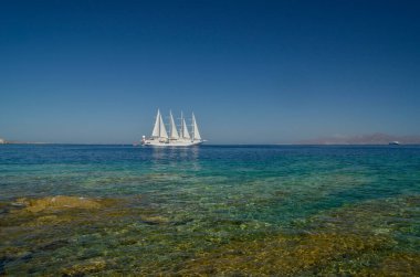 Mykonos Adası 'nda yelkenli gemi, yaz tatilidir. Açık mavi deniz.