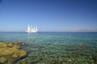 Mykonos Adası 'nda yelkenli gemi, yaz tatilidir. Açık mavi deniz.