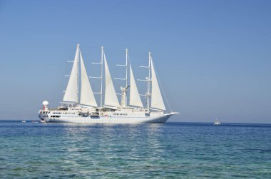 Mykonos Adası 'nda yelkenli gemi, yaz tatilidir. Açık mavi deniz.