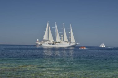 Mykonos Adası 'nda yelkenli gemi, yaz tatilidir. Açık mavi deniz.