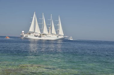 Mykonos Adası 'nda yelkenli gemi, yaz tatilidir. Açık mavi deniz.