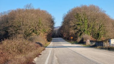 Ormanın güneş ışınları kışın yüksek tepelerde parakalamos köyünün oralarda, Yunanca ioannina 'da